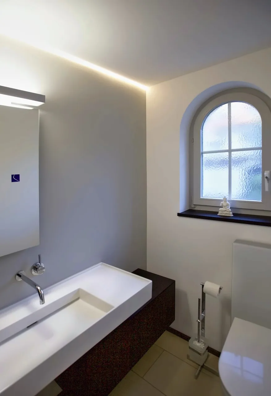 Gäste-WC mit Bogenfenster