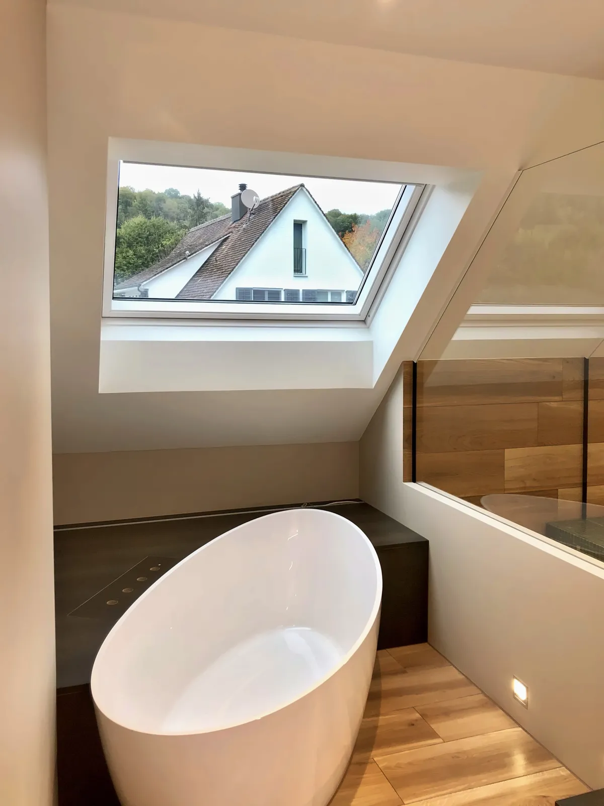 Freistehende Wanne unter dem Dachfenster