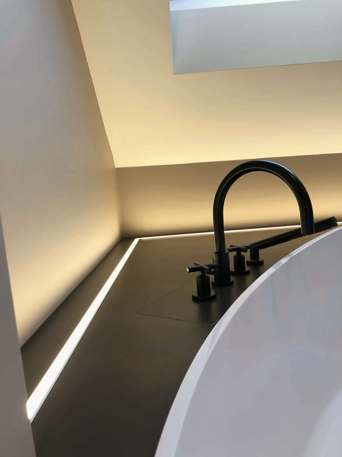 Lichtfuge unter der Schräge, Wannenarmatur in Schwarz matt