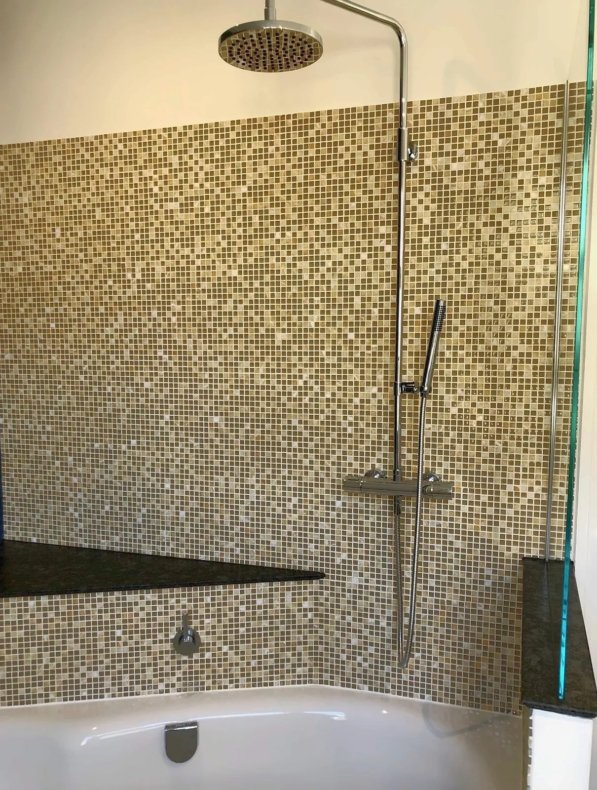 Wanne mit Mosaik und Ablage aus Stein, Wand in Nachtblau