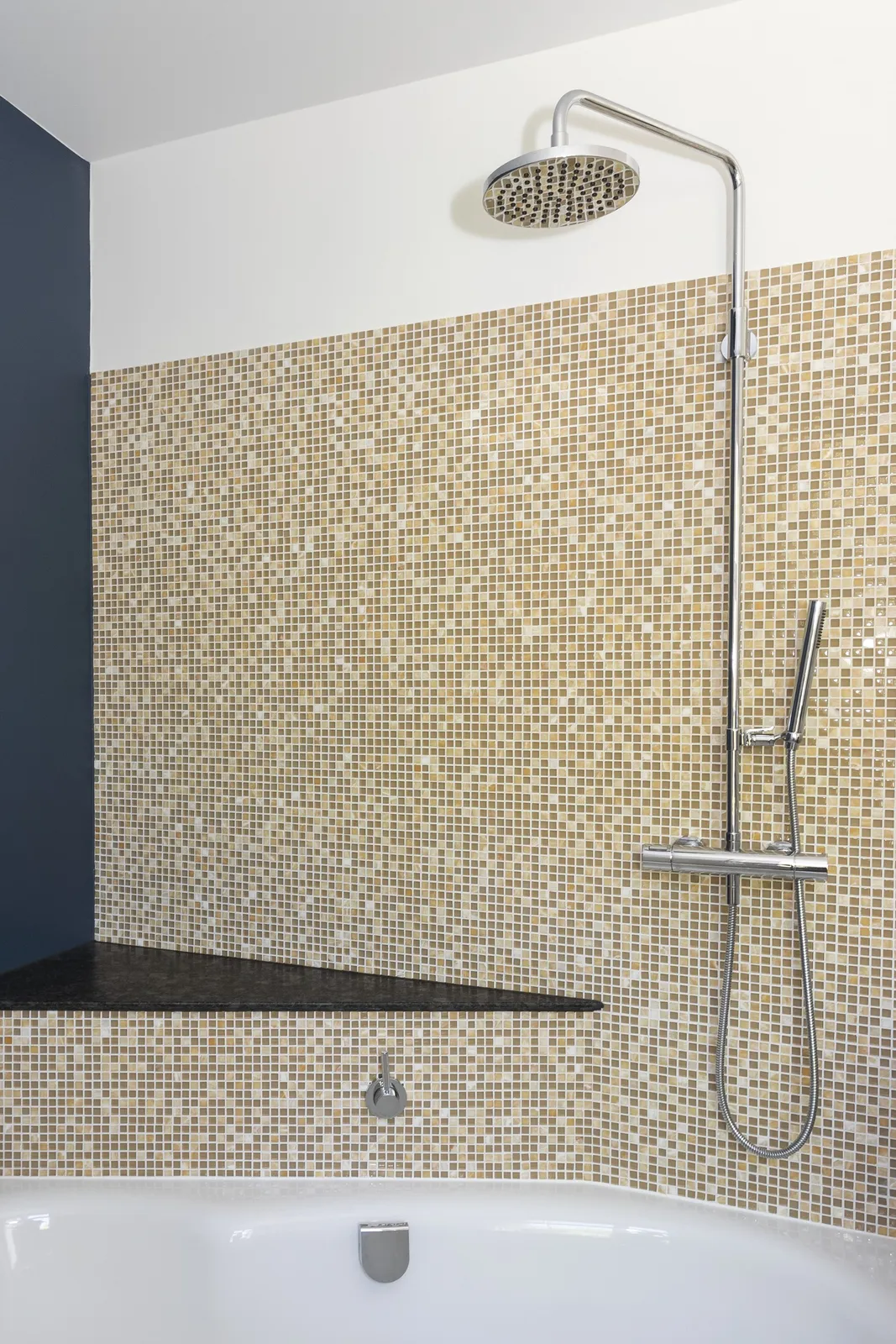 Wanne mit Mosaik und Regenbrause