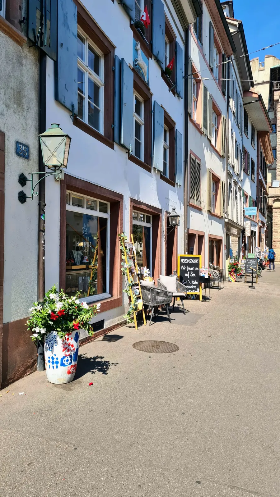 Die Spalenvorstadt vor dem Laden, Laterne und Blumen am Eingang