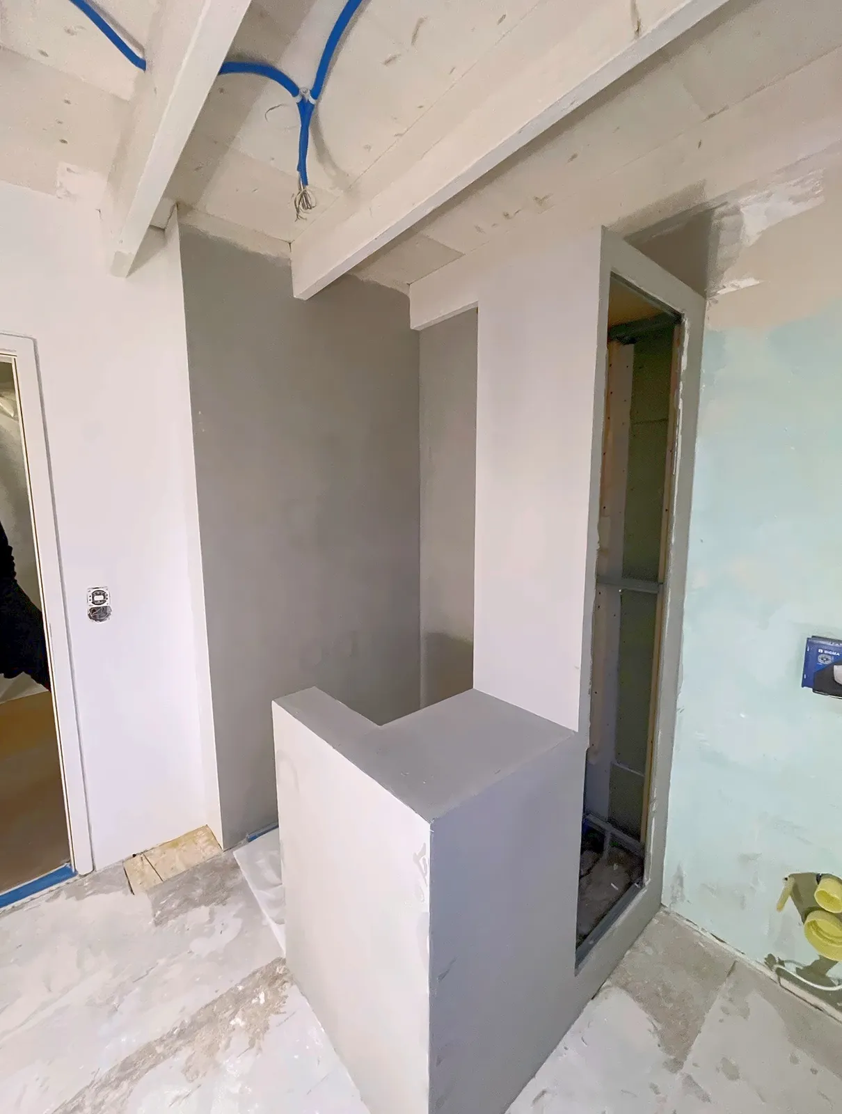 Im Bau: der Raumteiler ist beplankt und grundiert