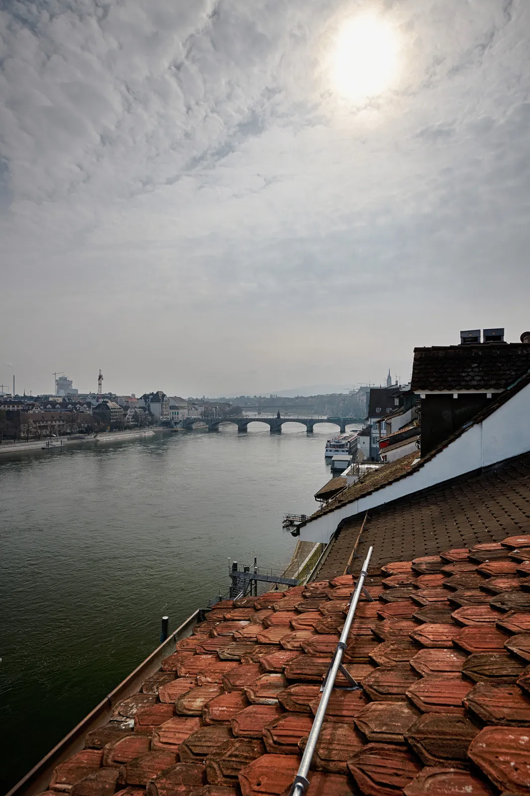 Blick über die Dächer auf Rhein und Mittlere Brücke