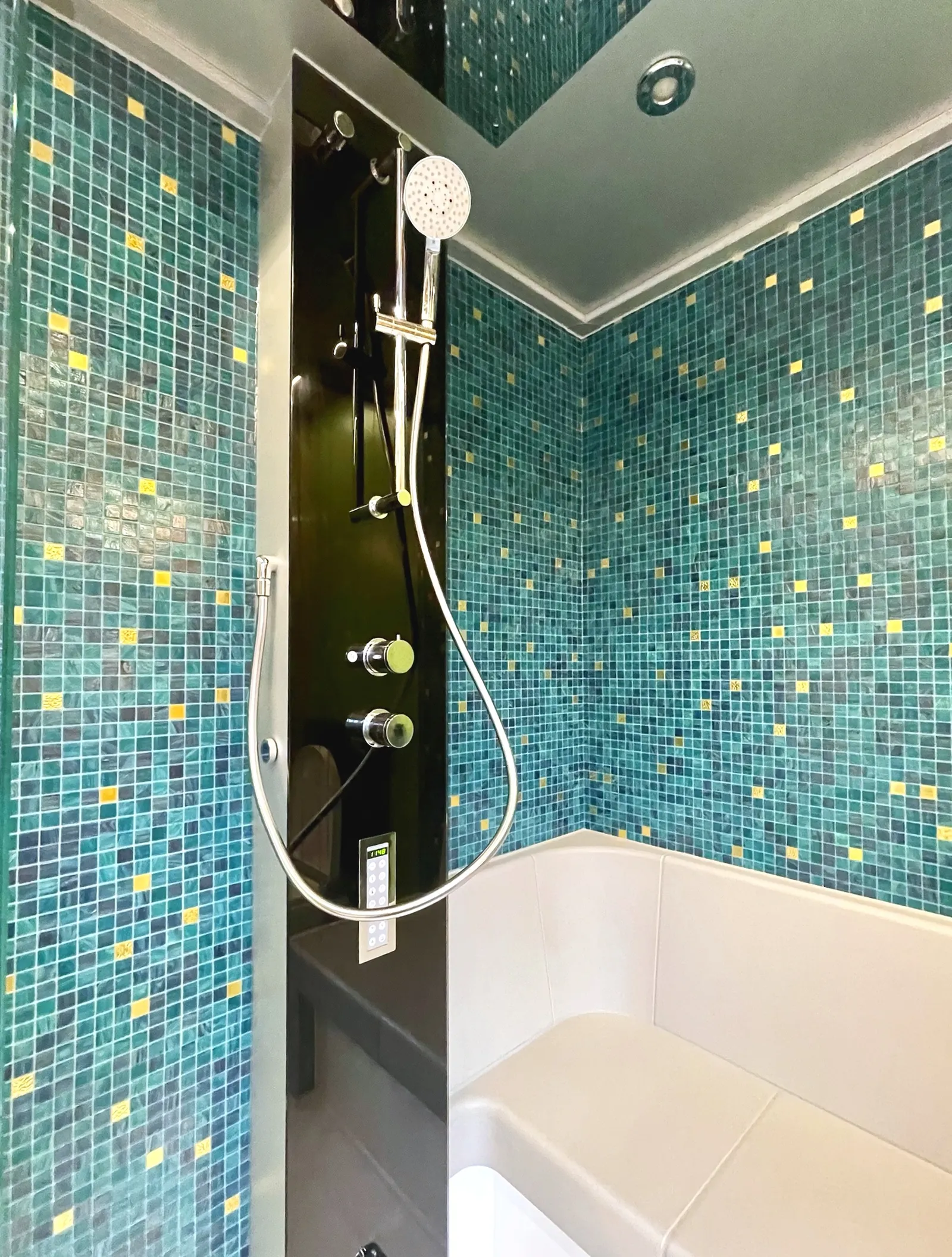 Aus einer engen Nasszelle wurde auf kleinem Grundriss ein Raum der Ruhe. Materialität und Lichtführung tragen ihn: fugenloser Naturofloor, Eiche an Decke und Wand, eine Dampfdusche und ein Waschtisch nach Mass.