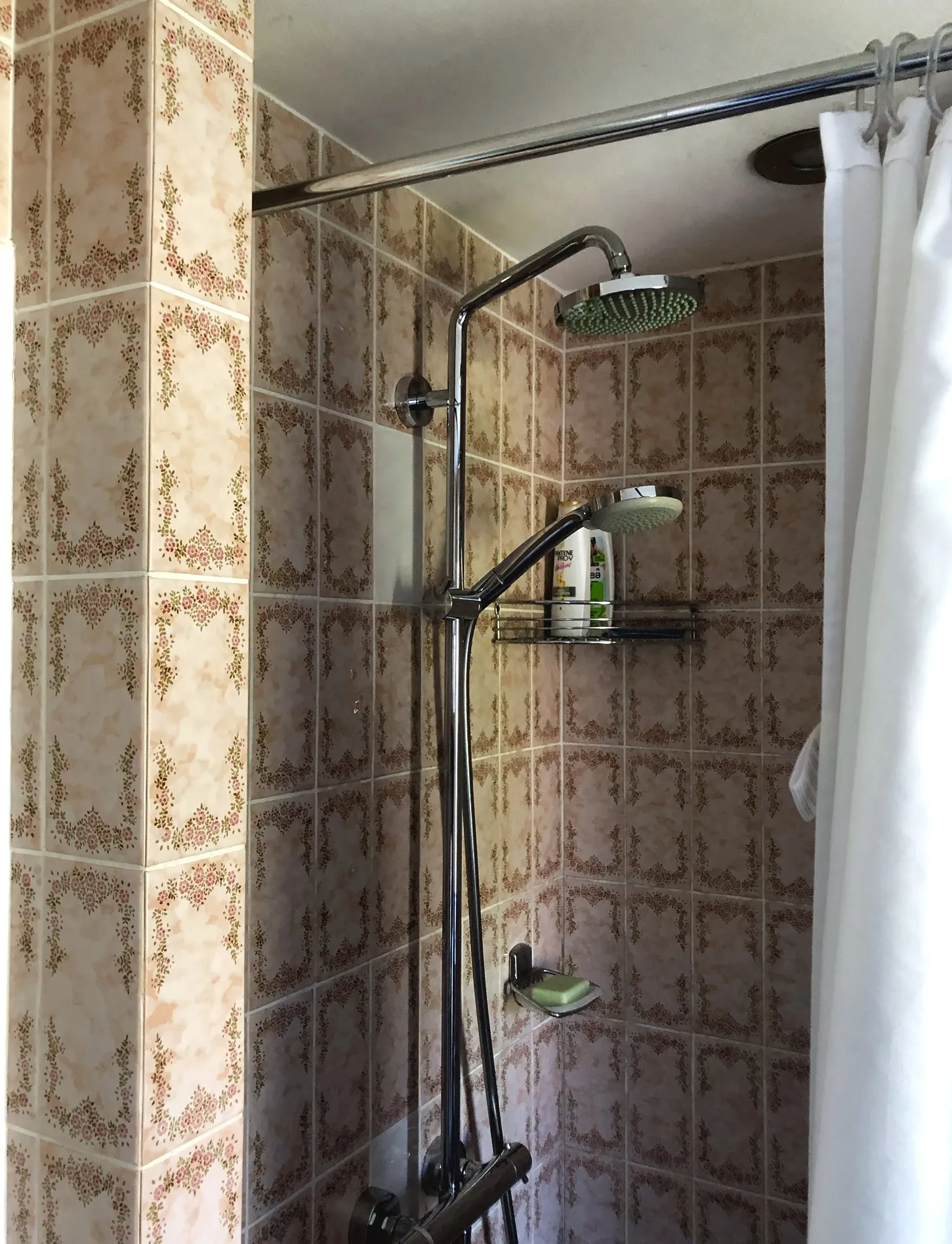 Vorher: die alte Dusche, Platten bis unter die Decke